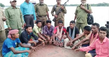 সুন্দরবনে নিষেধাজ্ঞা অমান্য করে মাছ শিকার ৯জেলে আটক