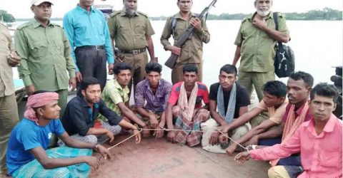 সুন্দরবনে নিষেধাজ্ঞা অমান্য করে মাছ শিকার ৯জেলে আটক