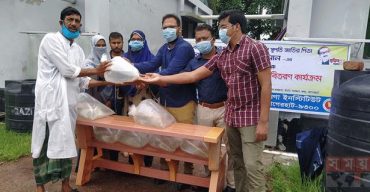 বাগেরহাটে চাষিদের মধ্যে চিংড়ি গবেষণা কেন্দ্রে উৎপাদিত গলদা রেণু বিতরণ