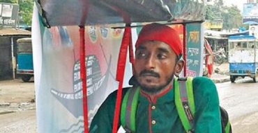 সাইকেল চালিয়ে সুদ ব্যবসার প্রতিবাদ করছেন কালীগঞ্জের যুবক সুজন