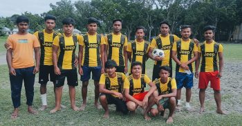 পাবনার সাঁথিয়ায় ছোট বনাম বড়দের ফুটবল খেলার বিজয়ী ছোটদল