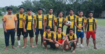 পাবনার সাঁথিয়ায় ছোট বনাম বড়দের ফুটবল খেলার বিজয়ী ছোটদল