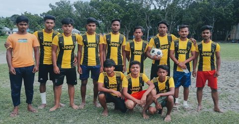 পাবনার সাঁথিয়ায় ছোট বনাম বড়দের ফুটবল খেলার বিজয়ী ছোটদল