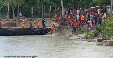মোরেলগঞ্জে দুটি গরুসহ একটি মিনি ট্রাক পানগুছি নদীতে