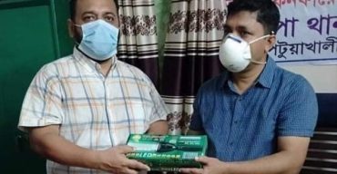 গলাচিপায় থানার ওসিকে ১০টি টর্চ লাইট দিলেন পৌর মেয়র