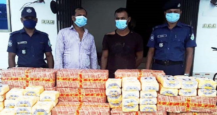 প্রাইভেট কার থেকে আড়াই লক্ষাধিক শলাকা ভারতীয় বিড়ি জব্দ: দুই চোরাকারবারী আটক