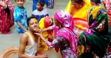 জোয়ারের পানির মধ্যে গায়ে হলুদ: সামাজিক যোগাযোগ মাধ্যমে তোলপাড়