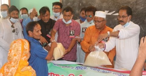বঙ্গবন্ধু পরিষদের উদ্যোগে ত্রাণ বিতরণ
