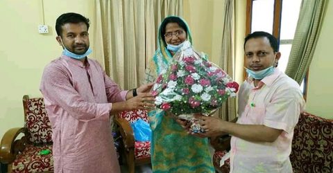 নবীগঞ্জে বিশিষ্ট কবি তাহেরা খাতুনকে ফুলের শুভেচ্ছা দিয়ে বরণ