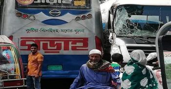 ঝিনাইদহের বিষয়খালী বাজার এলাকায় বাস ও ট্যাংকলরির সংঘর্ষে ১০ জন আহত