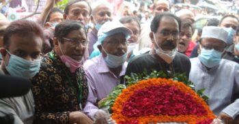 ইতহিাসরে র্ববরোচতি ২১ শে আগস্ট গ্রনেডে হামলা দবিস পালতি