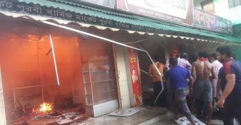 বান্দরবানে ভয়াবহ অগ্নিকাণ্ডে পূরবী বার্মিজ মার্কেট ভষ্মিভূত