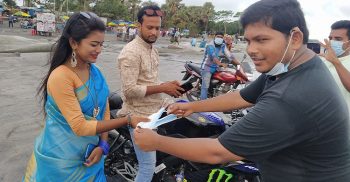 কুয়াকাটা সৈকতে পর্যটকদের মাঝে মাস্ক বিতরণ