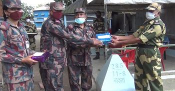 ভারতের স্বাধীনতা দিবসে হিলিতে বিজিবি-বিএসএফ মিষ্টি বিনিময়
