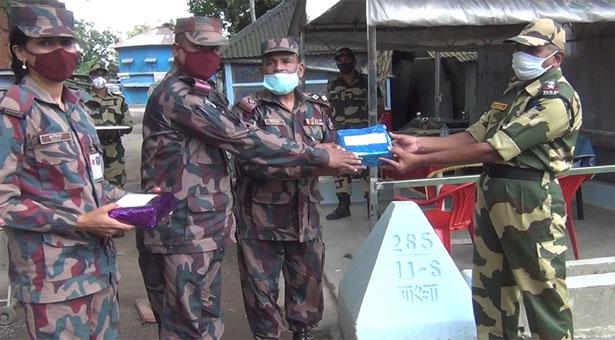 ভারতের স্বাধীনতা দিবসে হিলিতে বিজিবি-বিএসএফ মিষ্টি বিনিময়