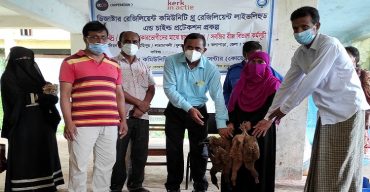 কলাপাড়ায় শতাধিক দরীদ্র নরীরা পেল উন্নত জাতের হাঁস