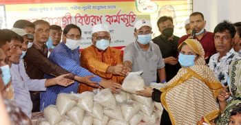 বঙ্গবন্ধু পরিষদের উদ্যোগে ত্রাণ বিতরণ