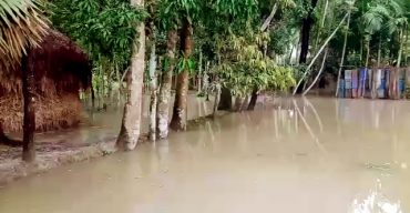 ঝালকাঠিতে আমাবস্যার প্রভাবে বেড়েছে পানি, ডুবেছে নিম্মাঞ্চল