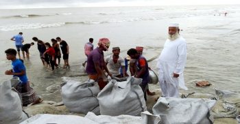 সমুদ্রের ভাঙনে বিলীন হচ্ছে কুয়াকাটার সৌন্দর্য: ভাঙন রোধে ফালানো হচ্ছে বালু ভর্তি জিও ব্যাগ