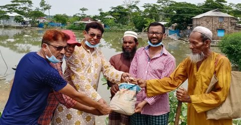 কলাপাড়ায় খাদ্যসামগ্রী নিয়ে বানভাসীদের পাশে দাঁড়িয়েছেন যুবলীগ নেতা সোহাগ