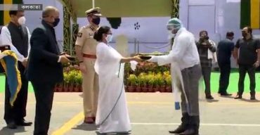 কলকাতায় করোনা যোদ্ধারা পেলেন সরকারি পদক