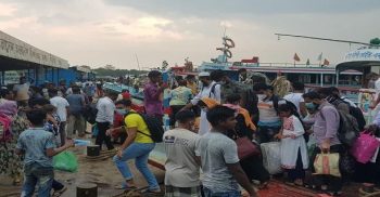 ঈদ শেষে কর্মস্থলে ফিরতে শিমুলিয়া-কাঁঠালবাড়ি নৌরুটে ফেরি চলাচল ব্যাহত