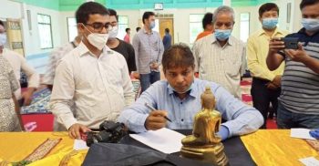 বান্দরবানে রাজগুরু বৌদ্ধ বিহারে পরীক্ষা করা হলো হাজার বছরে পুরনো বুদ্ধমুর্তি