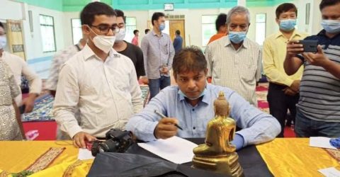 বান্দরবানে রাজগুরু বৌদ্ধ বিহারে পরীক্ষা করা হলো হাজার বছরে পুরনো বুদ্ধমুর্তি