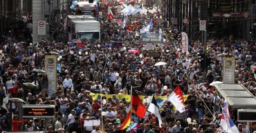 জার্মানিতে ‘করোনাবিরোধী’ বিক্ষোভ, গ্রেপ্তার ৩০০
