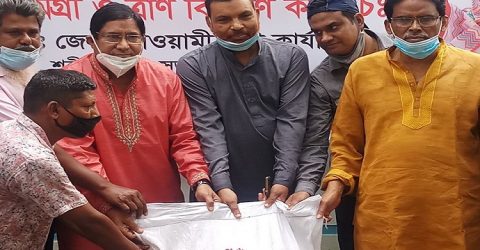 বন্যার্তদের মাঝে বঙ্গবন্ধু পরিষদের ত্রাণ বিতরণ কর্মসূচি