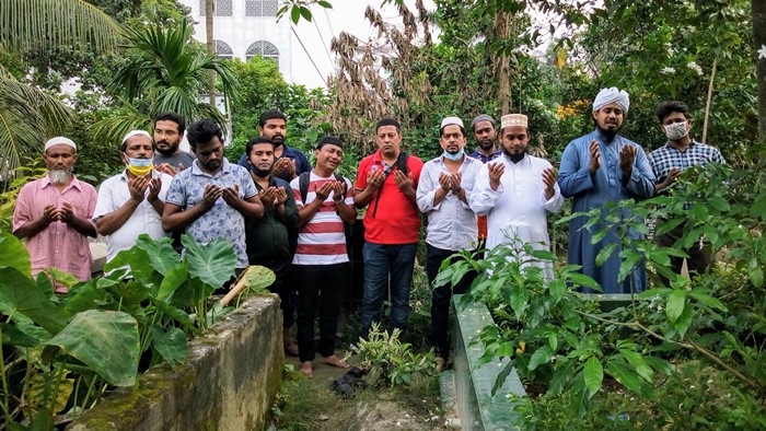 প্রয়াত নাদিমের রুহের মাগফেরাত কামনায় সহকর্মীদের দোয়া