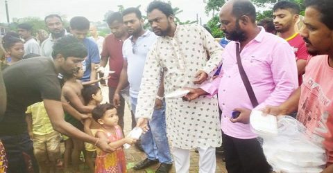 প্রধানমন্ত্রী’র জন্মদিন উপলক্ষে পথশিশুদের মাঝে খাবার বিতরণ
