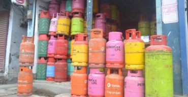 ঝুঁকিপুর্ন ভাবে চলছে গ্যাস সিলিন্ডারের ব্যাবসা! নিরব রয়েছে প্রসাশন