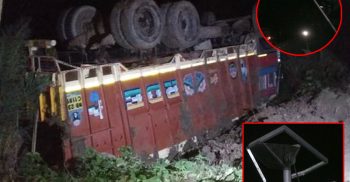 বেনাপোল পৌরসভার লাইট পোস্ট সড়কে হেলে পড়ায় পাথর বোঝাই ভারতীয় ট্রাক খাদে