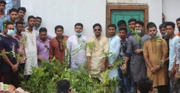 বাগেরহাটে মোরেলগঞ্জে ছাত্রলীগেলর গাছের চারা বিতরণ