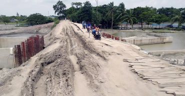 কুয়াকাটা-কলাপাড়ার বিকল্প সড়কে কাঠের তক্তা বিছিয়ে চাঁদাবাজি