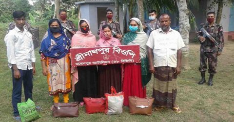 মহেশপুর সীমান্ত দিয়ে অবৈধভাবে ভারতে প্রবেশের সময় নারীসহ ৫জন আটক