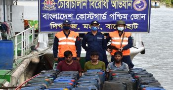 মংলা বন্দরে ২ হাজার লিটার লুব অয়েলসহ ৩ চোরাকারবারীকে আটক