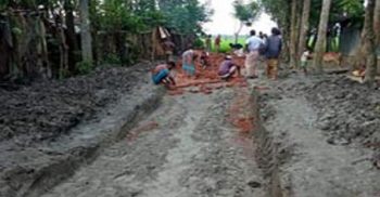 শেষমেশ গ্রামবাসির উদ্যোগে রাস্তা সংস্কার