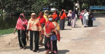 ঝিনাইদহে ৪ মাস বাড়ি ছাড়া পরিবারগুলোর নারী সদস্যরা সন্তানদের নিয়ে থানায়