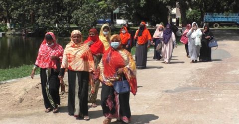 ঝিনাইদহে ৪ মাস বাড়ি ছাড়া পরিবারগুলোর নারী সদস্যরা সন্তানদের নিয়ে থানায়