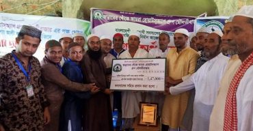 জান্নাতের খোঁজে আমরা হোয়াটস্আ্যাপ গ্রুপ এর পক্ষ থেকে মসজিদের পূর্ণনির্মাণ কাজের জন্যে টাকা প্রধান