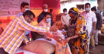 ঝিনাইদহে ২’শ অসহায় নিম্ন আয়ের মানুষের মাঝে খাদ্য সামগ্রী বিতরণ
