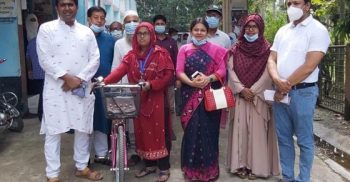 হরিণাকুন্ডুতে শিক্ষা সহায়ক উপকরণ পেল শিক্ষার্থীরা