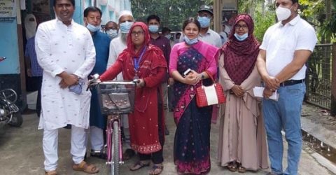 হরিণাকুন্ডুতে শিক্ষা সহায়ক উপকরণ পেল শিক্ষার্থীরা