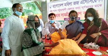 সামাজিক দুরত্ব বজায় রেখে বণ্যাদূর্গতদের মাঝে উপহার সামগ্রী বিতরণ