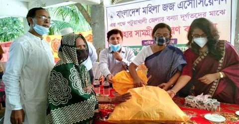 সামাজিক দুরত্ব বজায় রেখে বণ্যাদূর্গতদের মাঝে উপহার সামগ্রী বিতরণ