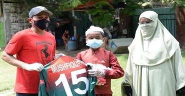 সেই ছোট্ট সিনানকে ব্যাট-জার্সি উপহার দিলেন মুশফিক