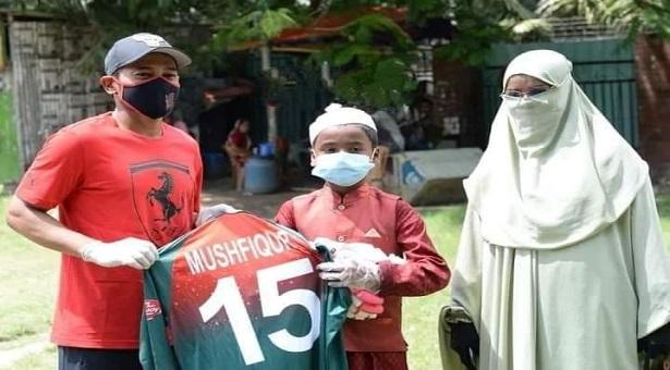 সেই ছোট্ট সিনানকে ব্যাট-জার্সি উপহার দিলেন মুশফিক