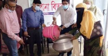 গলাচিপায় উপক‚লীয় বনায়ন সুবিধা ভোগীদের মাঝে মাছের পোনা বিতরণ